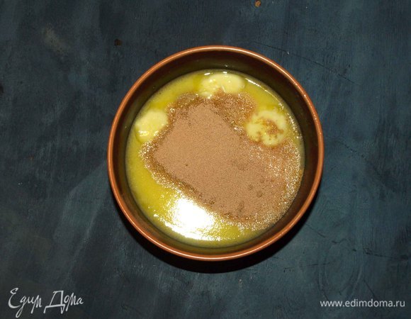 Теплое молоко соединить с сахарам, сливочным маслом. Добавить быстрорастворимые дрожжи. Хорошо растворяем сахар и дрожжи.