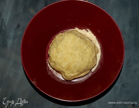Соединить муку и подготовленную смесь. Муки может понадобиться меньше или больше. Замесить мягкое тесто. Накрыть миску полотенцем и отправить в теплое место на 1 час.