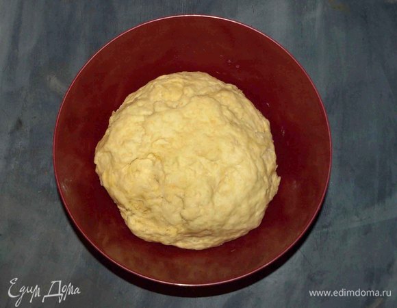 Когда тесто подрастет, то его надо немного примять и дать ему постоять еще 10 минут. Подготовить сосиски.