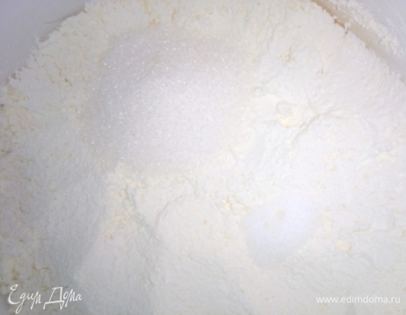 Творог смешиваем со сметаной. Добавить соль и сахар по вкусу, тщательно перемешать.