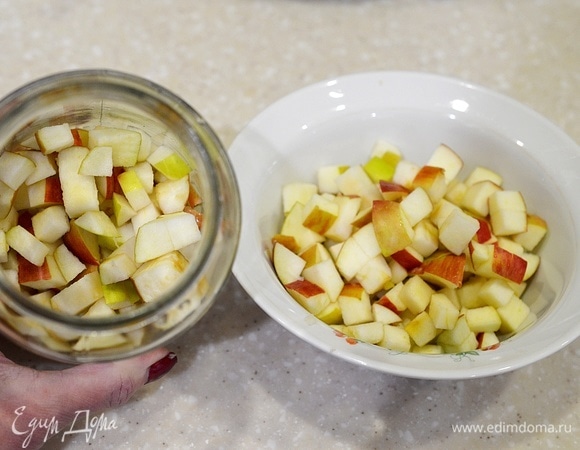 В посуду для варки варенья и в банку для компота насыпьте яблок, наполнив их на 1/3.