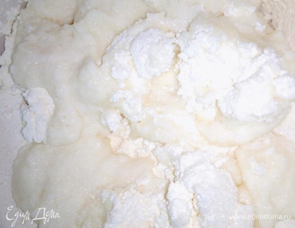 Творожно-сметанную смесь поместить в кастрюлю, добавить манную кашу и яйца, тщательно перемешать.