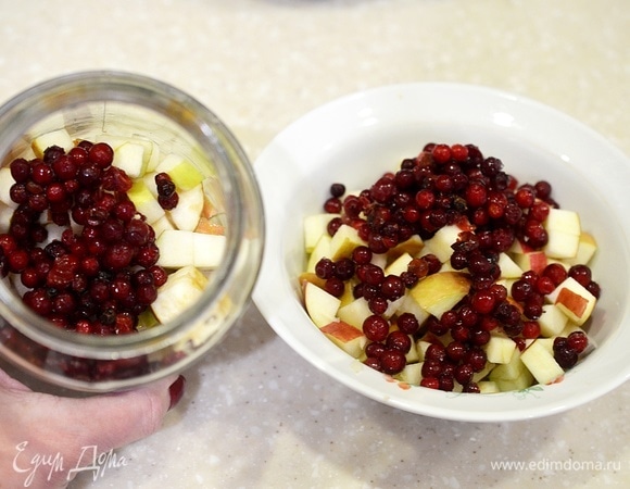 Бруснику промойте и так же добавьте в банку и миску для варенья в желаемых вами пропорциях.