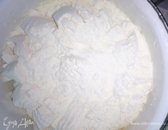 Порциями добавить 36 столовых ложек пшеничной муки, перемешать.