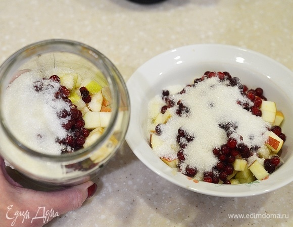 В банку для компота всыпьте 2 ложки сахара, остальной сахар — в емкость для варенья.