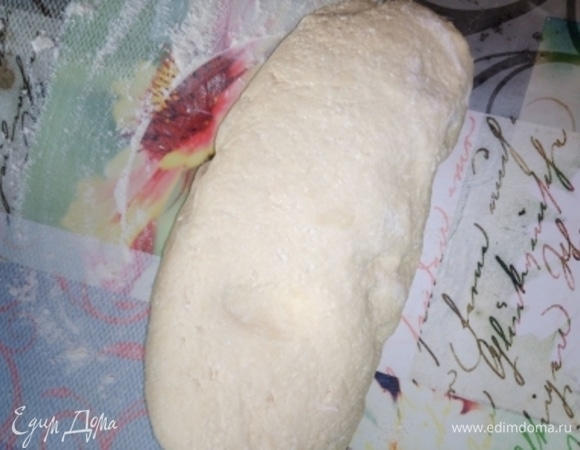 Поставить тесто на расстойку, накрыть чистым полотенцем или перевернутой кастрюлькой и выдержать около 40 минут. Поставить воду на огонь, посолить ее.