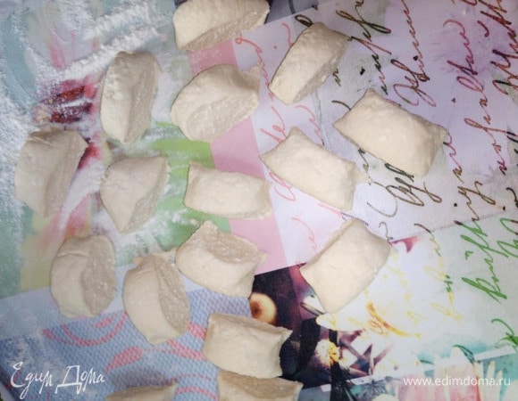 Отрезать от теста небольшой кусок, скатать в жгут, нарезать на несколько кусочков и скатать в небольшие лепешки.