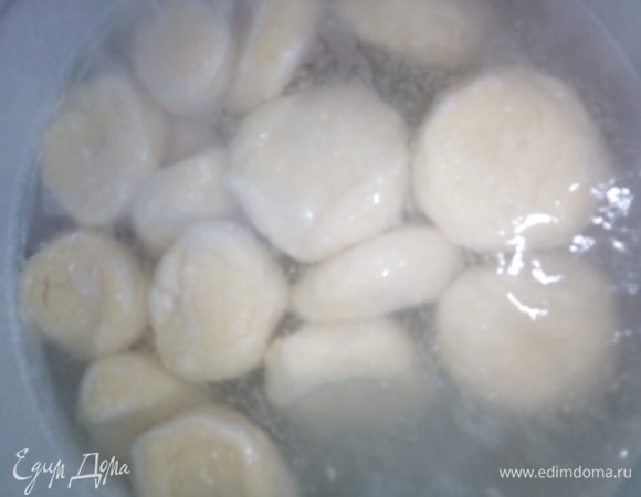 Галушки аккуратно опустить в кипящую воду и варить 15 минут с момента всплытия. Галушки необходимо осторожно перемешать, чтобы они не прилипли к дну кастрюли.