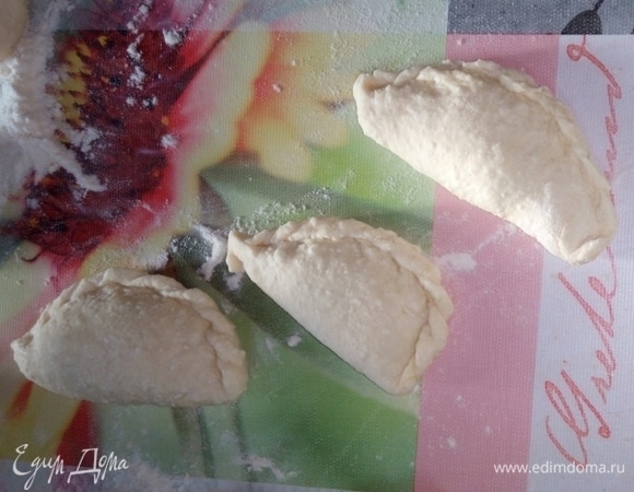 Тесто можно использовать для лепки вареников с жидкой начинкой.