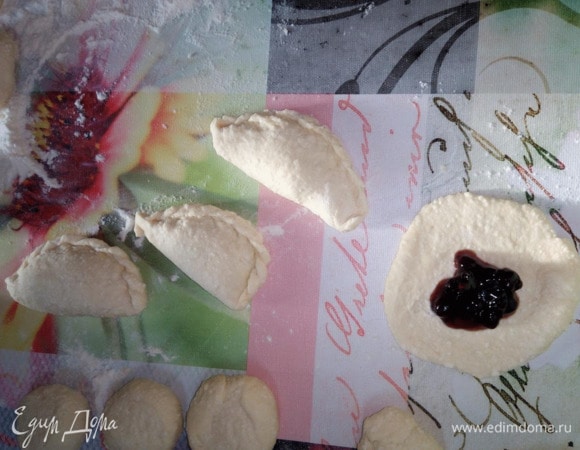 На снимке в качестве начинки использовалось смородиновое варенье.