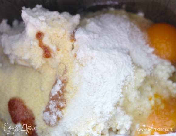 Сыр творожный использовать не обязательно, но с ним получается более нежно по консистенции и более сливочно. Можно заменить это количество тем же творогом. Семолину можно заменить манкой. Масло растопить. Если творог крупинчатый деревенский, смолоть его в мясорубке или винтовым блендером до гладкости. В дежу хлебопечки выложить все продукты по списку. Выставить программу «Пельмени» и замешивать 10 минут.