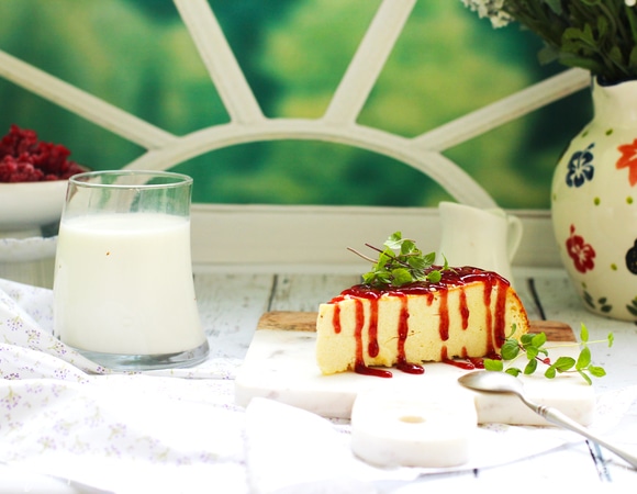 Нарезать квадратами, треугольниками или как удобно. Подавать с ягодным соусом, вареньем или сметаной.