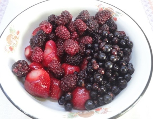 Ягоды размораживаем при комнатной температуре. Крупную клубнику я разрезала на 4 части.