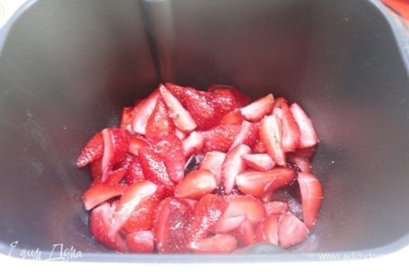 В форму хлебопечки выкладываем половину ягод, засыпаем половину сахара, смешанного с пектином.