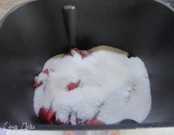 Затем выкладываем вторую половину ягодной смеси, засыпаем оставшимся сахаром. Помещаем контейнер в печь, закрываем, в меню выбираем номер программы 27 и устанавливаем время — 1 час 40 минут. Включаем «Старт».