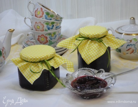 За это время подготавливаем баночки. Готовое горячее варенье разливаем в стерилизованные банки и закрываем. Долго хранить не удастся — в субботу приходят внучки. Попьем чай. А если что-то останется, заберут с собой.