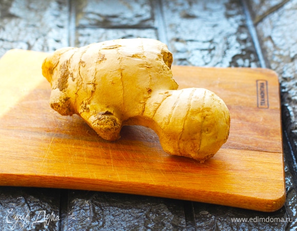 Самое важное и сложное во всем процессе приготовления имбиря в сиропе — это как раз покупка этого самого имбиря. Найдя в магазине лоток с корешками имбиря, отберите самые упругие, не подсохшие и не вялые. Кожура корешков должна быть светлой, блестящей, возможно, на корешках обнаружатся почки, что, кстати, может стать поводом вырастить корень имбиря у себя на подоконнике. Отберите корешки со средними фракциями, а не с очень крупными или очень мелкими. Крупные корешки окажутся более волокнистыми и грубыми, а мелкие вы просто замучаетесь чистить, и выход чистого продукта будет меньше, чем ожидается. У меня 2 корешка по 100 г примерно.