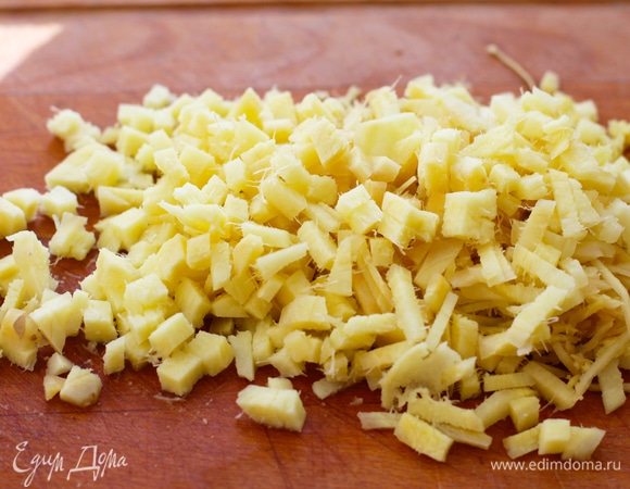 Теперь выбираем сахар. Обычного белого сахара будет вполне достаточно. Но если вы практикуете использование тростникового или мусковадо для приготовления выпечки и варки варенья, то часть нормы сахара можно заменить одним из них. С добавлением коричневого сахара сироп приобретет карамельный цвет, более насыщенный и интересный вкус. Я беру пополам белый и черный китайский тростниковый сахар. Корешки имбиря очистить овощечисткой, срезая кожицу и «глазки», нарезать небольшими кусочками по своему вкусу или соломкой. Размер и форма зависит, в принципе, от того, для чего вы планируете такой имбирь использовать. Для использования в выпечке с предварительным измельчением имбирь можно нарезать покрупнее, для добавления в маринады и в целебные горячие напитки — помельче или соломкой.