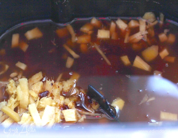 Для приготовления сиропа воду немного подогреть. В сотейник всыпать оба сахара и добавить теплую воду, тщательно размешать ложкой до полного растворения сахара. Так вы будете уверены, что на дне кастрюли у вас не образуются сахарные комочки, которые могут гореть при длительной варке. Включить хлебопечь на режим «Фрукты в сиропе» на 1 час 40 минут. Попробуйте кусочек имбиря. Если вас не устраивает консистенция, то можете уварить еще.