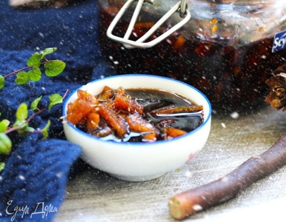 Для приготовления кексов и пирогов имбирь достать из сиропа и нарезать мелкими кусочками. Для маринадов и для приготовления острых соусов такой имбирь можно пропускать через пресс для чеснока.