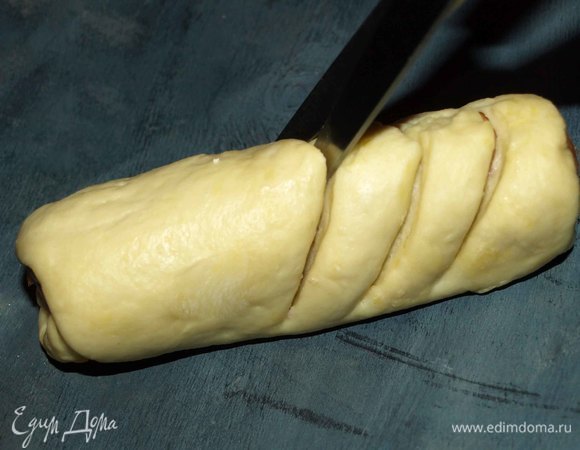 Острыми ножницами наискось надрезаем заготовку на 7–9 частей. Кухонные ножницы лучше не использовать.