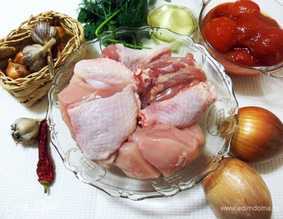 Подготовим все необходимые ингредиенты. Тушку курицы разделаем на 10–12 частей.