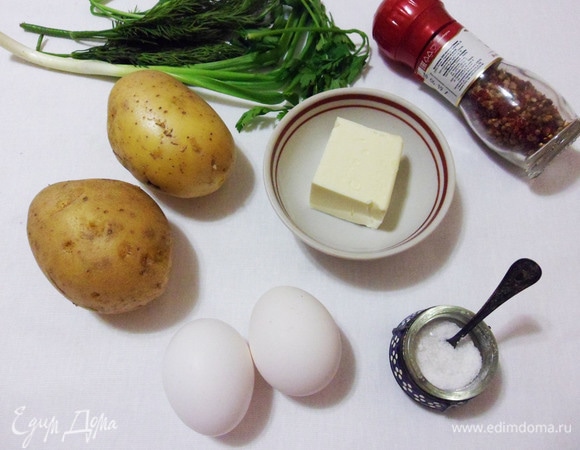 Основные ингредиенты для приготовления блюда: картофель, куриные яйца, сливочное масло, соль и специи.