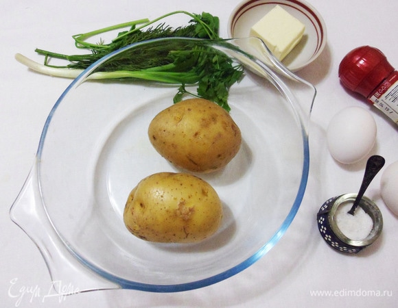 Картофель среднего размера хорошо промыть, не очищать, вытереть бумажными салфетками насухо. Наколоть в нескольких местах вилкой, положить в емкость для микроволновой печи. Поставить в микроволновку на 5 минут при мощности 1000 Вт. По окончании приготовления оставить в печке для устойки на 5–10 минут.