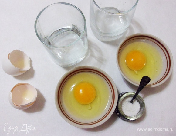 Для приготовления яйца-пашот подготовить стаканы. Всыпать в каждый по щепотке соли и влить по чайной ложке уксуса. Аккуратно, чтобы не повредить желток, разбить яйца в маленькие пиалки.