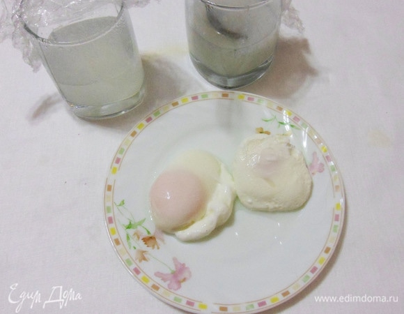 Налить в стаканы кипяток (по 125 мл — 1/2 стакана), осторожно влить яйца, накрыть стакан пищевой пленкой и готовить в микроволновке 1 минуту. Затем выдержать яйца накрытыми еще около 1 минуты. Размер яиц существенно влияет на время приготовления.