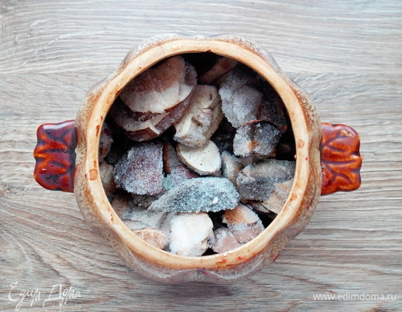 Суп мы будем делать из замороженных грибов, так как зимой в наличии только вешенки или шампиньоны, но их я не люблю. В горшок для запекания (который подходит для микроволновой печки) кладем замороженные грибы, не размораживая. Не пугайтесь, что они практически под самый верх, во время приготовления осядут.