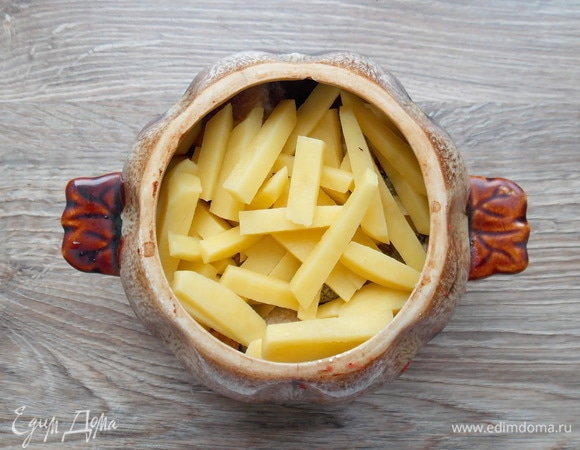 Картофель чистим, моем и режем соломкой или кубиком — как удобно. Кладем картофель в горшок к грибам.