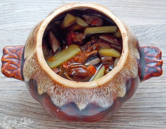 Ставим в микроволновую печь и готовим на полной мощности (1000 Вт) 16 минут. После того как прошло 8 минут, вынимаем горшок, солим и перемешиваем содержимое. Ставим обратно и готовим до звукового сигнала.