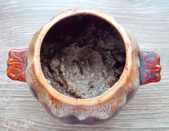 Достаем горшок из микроволновой печки и пюрируем содержимое блендером до однородной массы. У меня горлышко широкое, я измельчала прямо так. Но можно переложить в миску, а потом вернуть обратно.