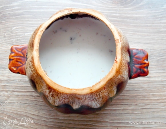 Вливаем в горшочек сливки. Их можно взять любые. Но чем жирнее, тем нежнее получится суп.