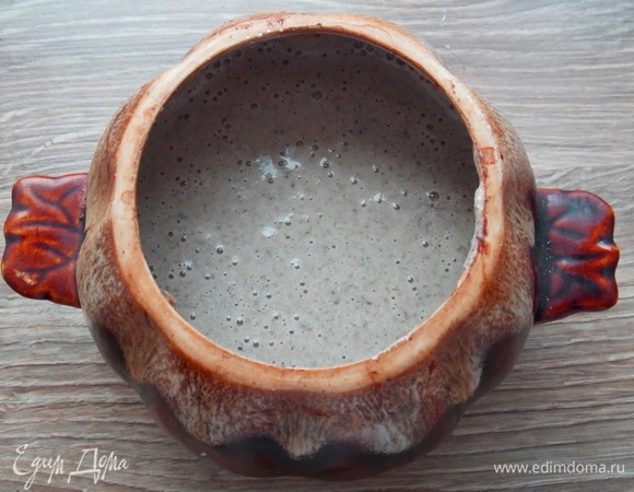 Снова ставим в микроволновую печку, но теперь не закрываем крышкой. Готовим в течение 2–3 минут при полной мощности. Но теперь не отходим от микроволновой печки и следим через стекло за происходящим. Как только масса закипела и собралась сделать побег, выключаем. Оставляем еще на пять минут в микроволновке и только потом достаем.