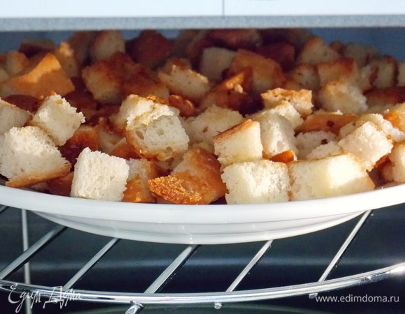 Перекладываем на блюдо, которое подходит для гриля. Устанавливаем его на специальную решетку от микроволновой печки и готовим в режиме «Гриль» в течение 2–3 минут. Следите за сухариками, чтобы они не сгорели, мощность у всех разная.