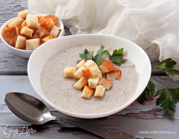 Разливаем горячий грибной крем-суп по тарелкам, добавляем зелень и подаем. После того как все сядут за стол, кладем сухарики, а то размокнут.