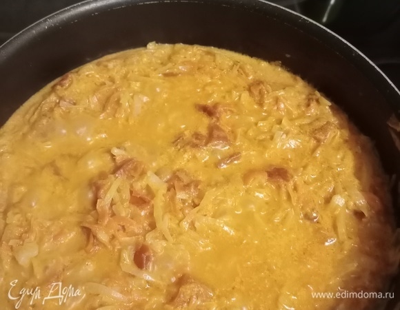 Капусту желательно нашинковать потоньше. Отправьте ее к овощам в сотейник, добавьте туда же томаты (если у вас целые, измельчите), все перемешайте. Разведите сметану горячей водой, добавьте все это в сотейник к овощам, посолите, поперчите. Если хотите более жидкий соус, добавьте горячую воду, накройте крышкой и оставьте все это на медленном огне минут на 30, периодически помешивая.