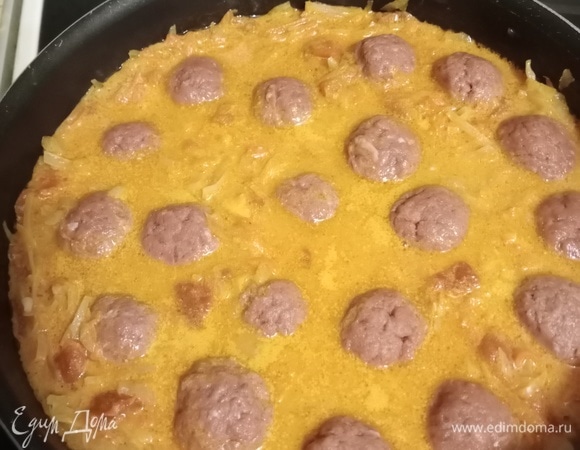 В это время делаем тефтельки из фарша (у меня был говяжий). Фарш + майонез + соль + перец = тефтели. Я больше ничего не добавляла. Тефтельки сделала величиной с грецкий орех. Утопила их в овощном соусе, закрыла крышкой и забыла про все это на 45–60 минут. Естественно, если у вас свиной или смешанный фарш, время приготовления сокращается. Соуса получилось очень много. Если кому-то нужен гарнир, подойдет любой на ваш вкус. Приятного аппетита!