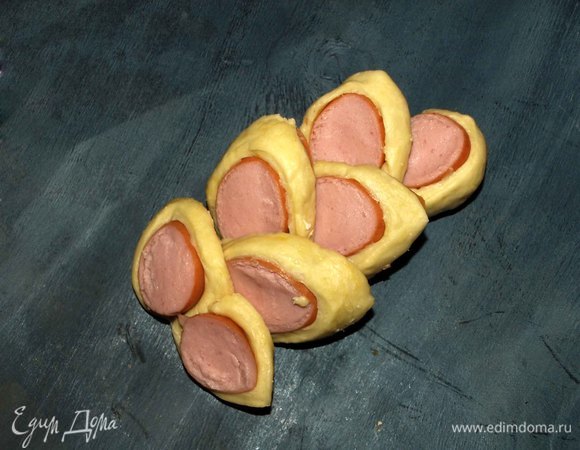 Аккуратно отгибаем листики в разные стороны. Поочередно влево и вправо.