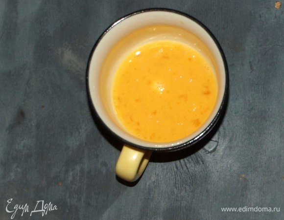 Куриное яйцо взбиваем.