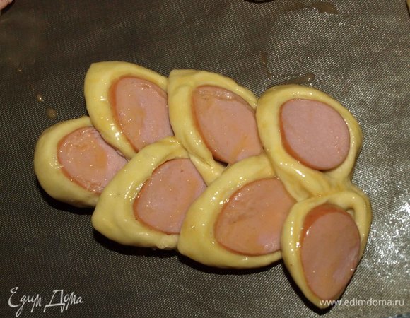 Выкладываем на противень, застеленный пекарской бумагой или ковриком для выпечки. Смазываем яйцом.