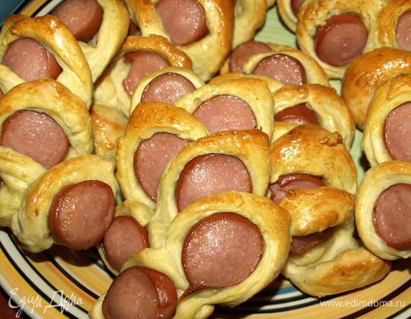 Достаем готовые сосиски в тесте. И подаем к столу!