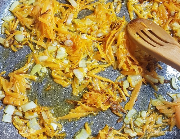 Лук мелко нарезать, морковь натереть на крупной терке. Обжарить до золотистого цвета.