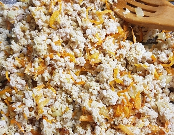 У меня была буженина, сделанная по неудачному рецепту. Вот ее я и использовала, перекрутила в фарш и добавила к луку с морковью.