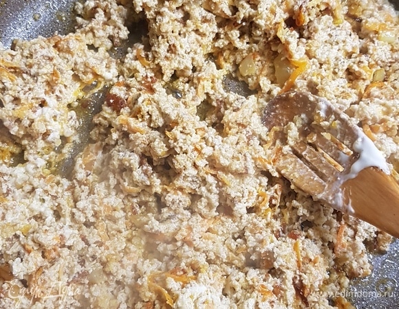 Когда мясо с овощами обжарятся, добавить к ним сметану, прогреть. В этот момент попробовать на соль.