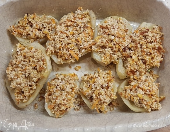 Половинки картофеля заполнить фаршем и поставить запекатья еще на 20 минут.