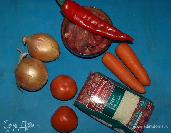Подготовим все необходимые продукты. Лук и морковь очистить. Мясо нарезать небольшими кусочками.