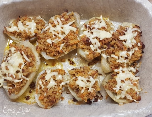 В конце по желанию можно посыпать сыром и дать ему расплавиться.